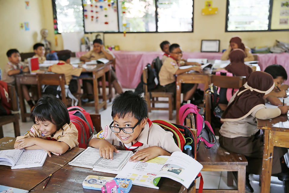 Indonesia needs to reform and invest in the teaching profession for classroom learning to be more effective and the quality of education to improve.
 (Reuters Photo/Beawiharta)