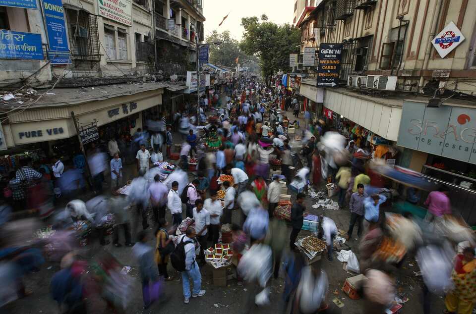People crowd at a market next to railway station in central Mumbai. (Reuters Photo/Danish Siddiqui)