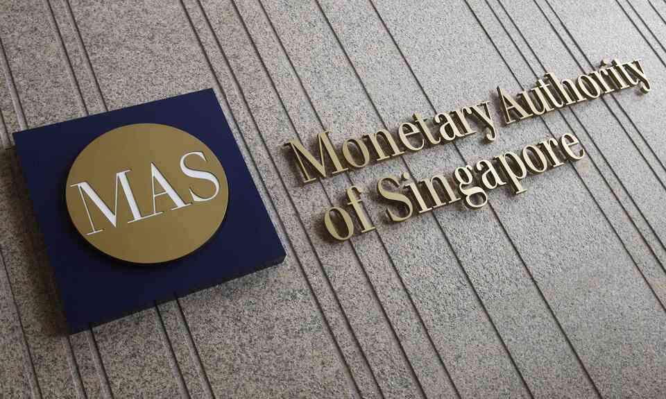 Singapore's central bank held policy steady as expected on Thursday (13/04), saying a 'neutral' stance will be needed for an extended period as data showed the city state's economy contracted in the first quarter. (Reuters Photo/Edgar Su)