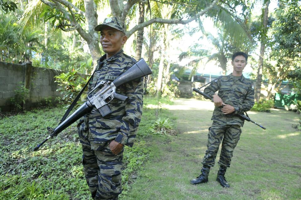 Peace talks between the Philippine government and communist rebels to end nearly five decades of conflict are still possible even though the president has ordered 'all-out war,' the defense minister said on Tuesday (07/02). (Reuters Photo/Froilan Gallardo)