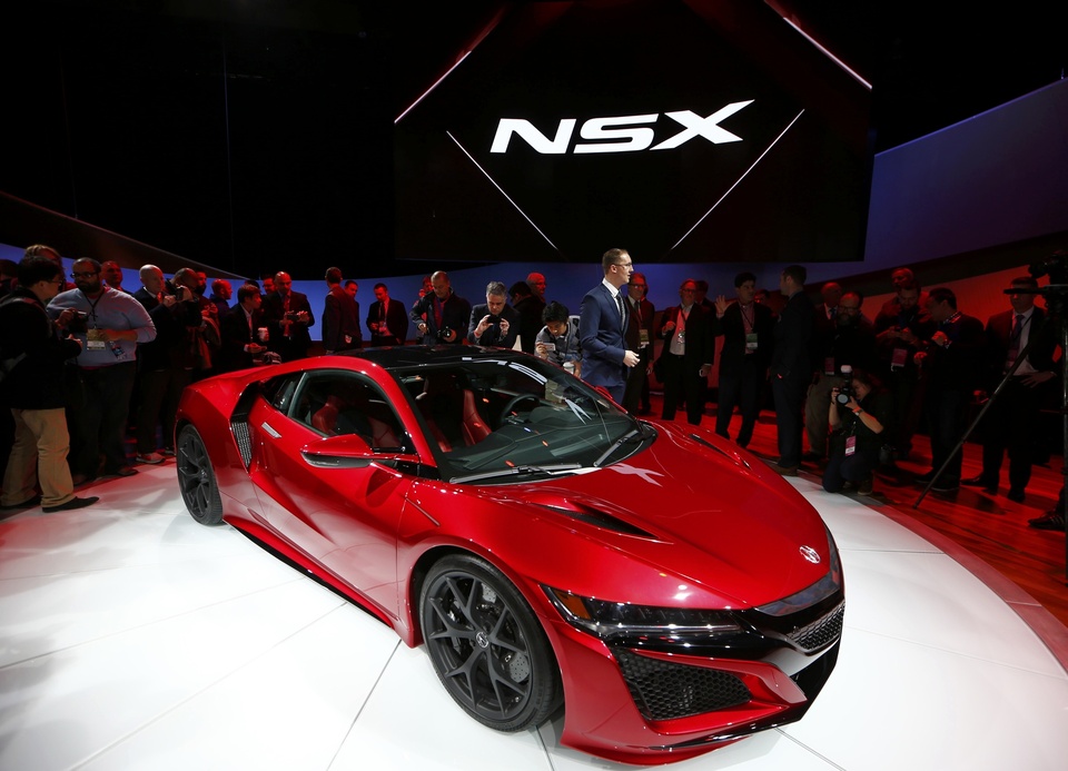 The 2015 Acura NSX is displayed during the first press preview day of the North American International Auto Show in Detroit, Michigan, January 12, 2015.  REUTERS/Mark Blinch (UNITED STATES  - Tags: TRANSPORT BUSINESS)