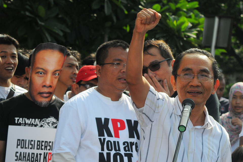 KPK deputy chairman Adnan Pandu Praja, right, addresses supporters during a rally in Jakarta on Sunday. (Antara Photo/Zabur Karuru)