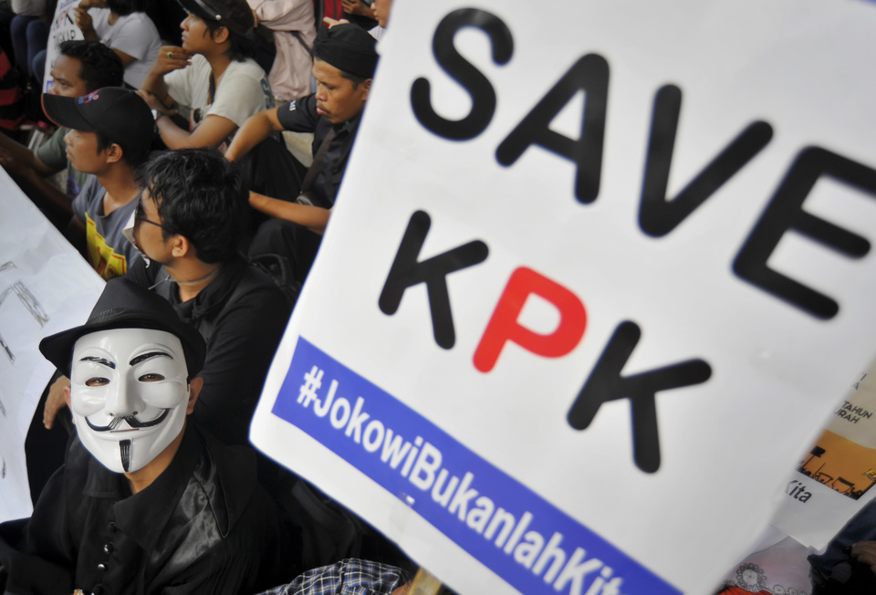 Student activists outisde the KPK headquarters in South Jakarta on Jan. 28. (Antara Photo/Yudhi Mahatma)
