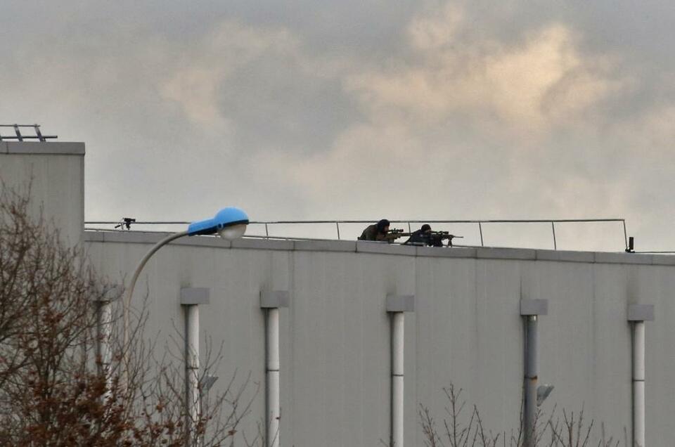 French special forces sharp shooters take position on a rooftop of the complex at the scene of a hostage taking at an industrial zone in Dammartin-en-Goele, northeast of Paris, on Friday. (Reuters Photo/Eric Gaillard)
