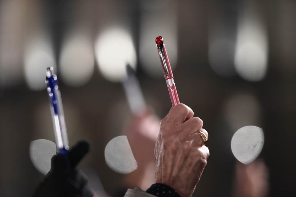 People hold up pens during a gathering in front of the city hall of Rennes, western France, on Jan. 7, 2015, following an attack by unknown gunmen on the offices of the satirical weekly, Charlie Hebdo. (AFP Photo/Damien Meyer) 