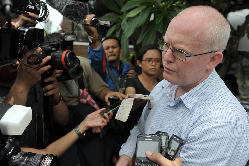 Australian lawyer Julian McMohan, right, delivers a statement to reporters after meeting with two Australians on death row, Myuran Sukumaran and Andrew Chan, in Kerobokan Prison in Denpasar, Bali on Jan. 23, 2015. (Antara Photo/Nyoman Budhiana)