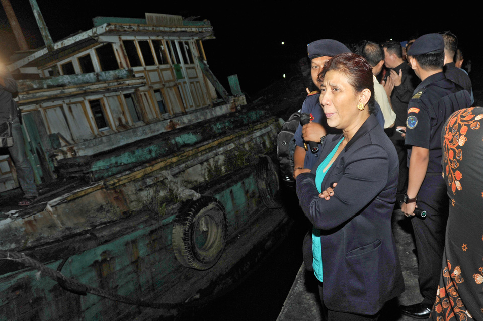 Fisheries Minister Susi Pudjiastuti on Thursday (11/01) said the ministry will keep the controversial ship-sinking policy to deter illegal fishing. (Antara Photo/Jessica Helena Wuysang)
