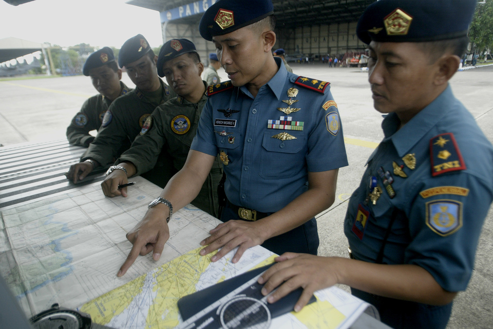 Indonesian Navy personnel look at a map of the crash site, in Surabaya on Saturday. (Antara Photo/Suryanto) 