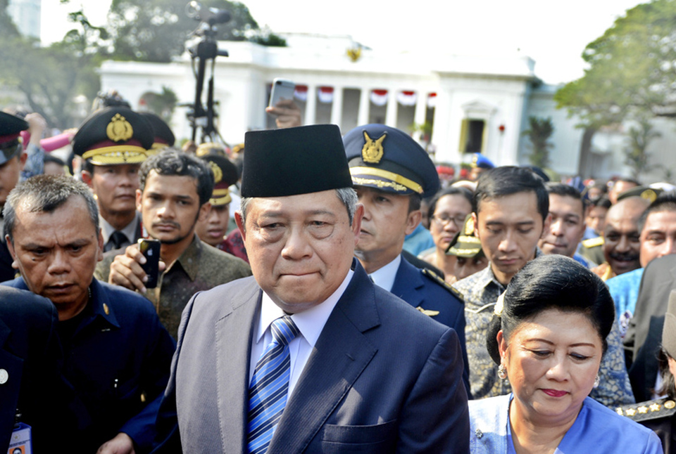 Former president Susilo Bambang Yudhoyono with his wife Ani Yudhoyono leave the Presidential Palace for the last time. (Antara Photo/Prasetyo Utomo)