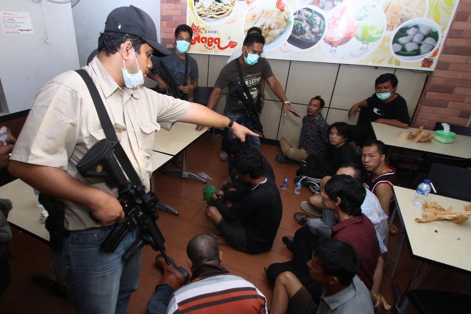 Anti-narcotics officials round up suspects in connection with a raid in West Jakarta on Monday that netted 800 kilograms of methamphetamine from China. (Antara Photo/Rivan Awal Lingga)
