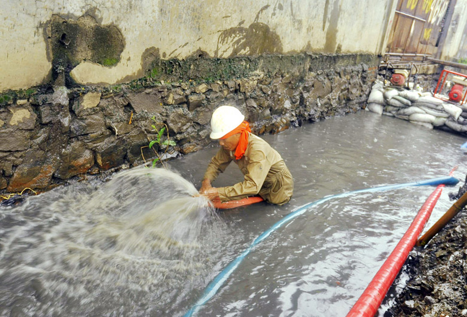 A worker repairs a pipe in West Jakarta. City-owned water supplier PAM Jaya loses up to 42 percent due to leaks. (Antara Photo/Fikri Adin)
