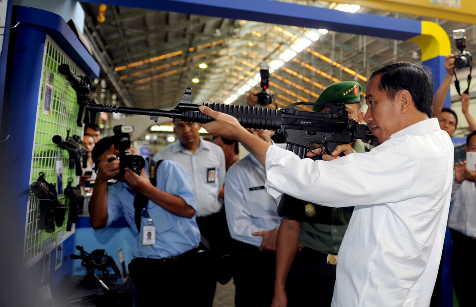 President Joko Widodo at the state arms manufacturer Pindad, in Bandung on Jan. 12, 2015. (Antara Photo/Rusman)