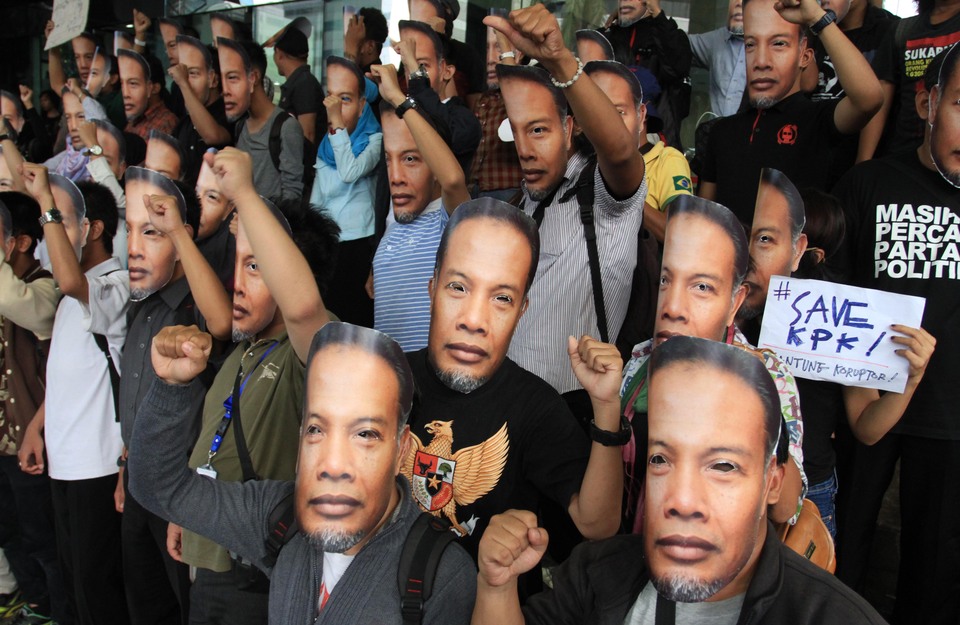 Dozens of activists don masks of KPK deputy chairman Bambang Widjojanto outside the KPK headquarters on Saturday to protest his arrest by the police a day earlier. (Antara Photo/Akbar Nugroho Gumay)