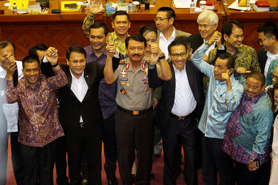 National Police Cmr. Gen. Budi Gunawan, center, raises his hand with members of the House of Representatives’ Commission III in Senayan, South Jakarta on Jan. 14, 2015. (Antara Photo/M. Agung Rajasa)