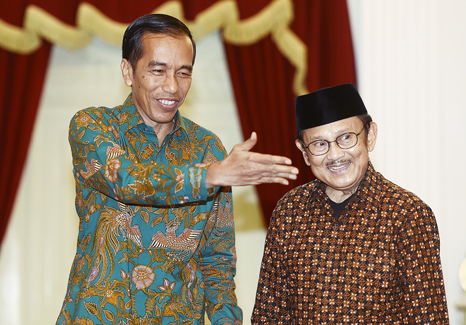 President Joko Widodo confirms former President B.J. Habibie as a founder of the Indonesian Academy of Sciences in tribute to the latter's contributions to the academy. (Antara Photo/Prasetyo Utomo)
