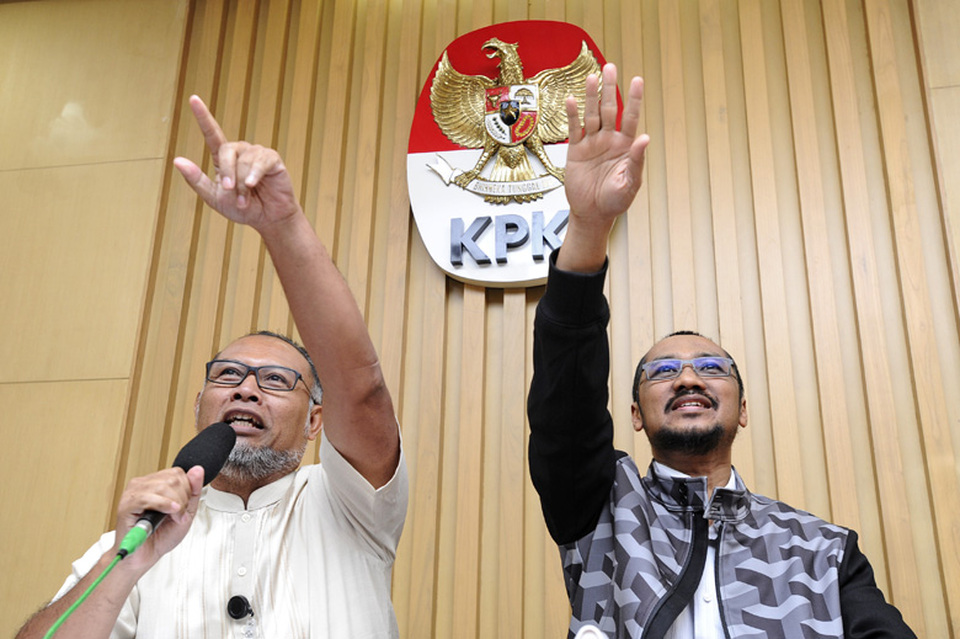 Suspended KPK chairman Abraham Samad, right, and deputy chairman Bambang Widjojanto face criminal charges widely seen as trumped up. (Antara Photo/Wahyu Putro A.)