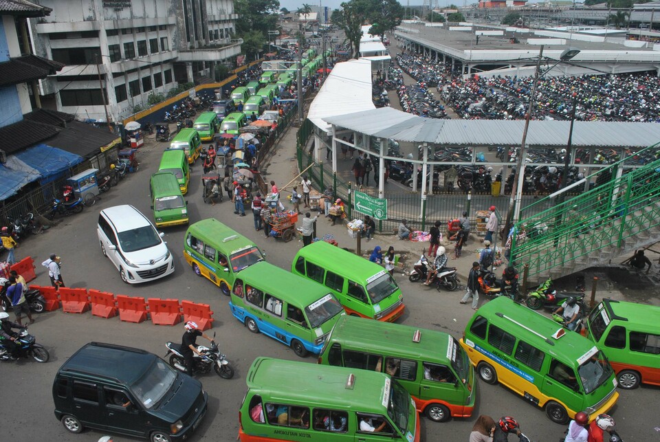 Insufficient infrastructure and a lack of provincial and national regulations on the reduction of greenhouse gas emissions are hampering Indonesia's efforts to address climate change, an urban development expert said. (Antara Photo/Arif Firmansyah)