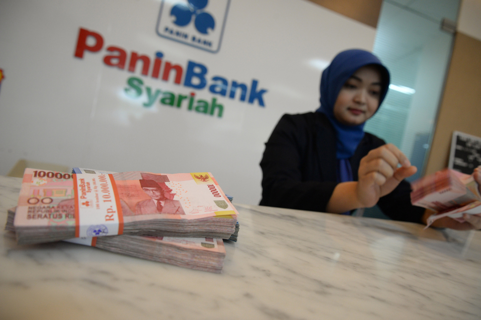 A teller at a branch office of Bank Panin's shariah unit. (ID Photo)