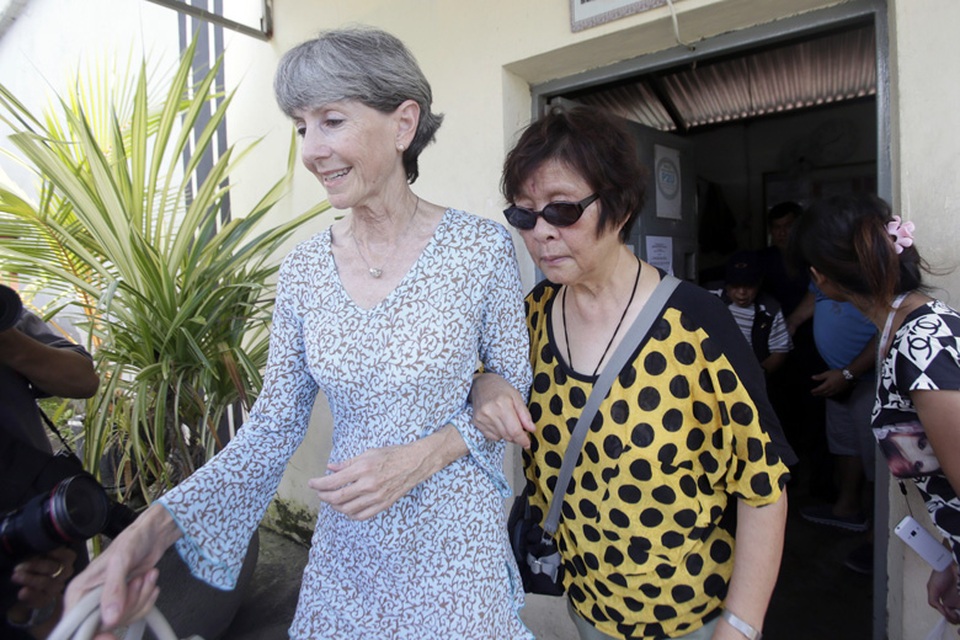 Australian Halen Chan, right, the mother of death-row prisoner Andrew Chan, walks with Australian Consul-General to Bali, Majell Hind, left, as they leave after visiting Andrew Chan at the Kerobokan Prison in Bali, on Feb. 15, 2015. (EPA Photo/Made Nagi)
