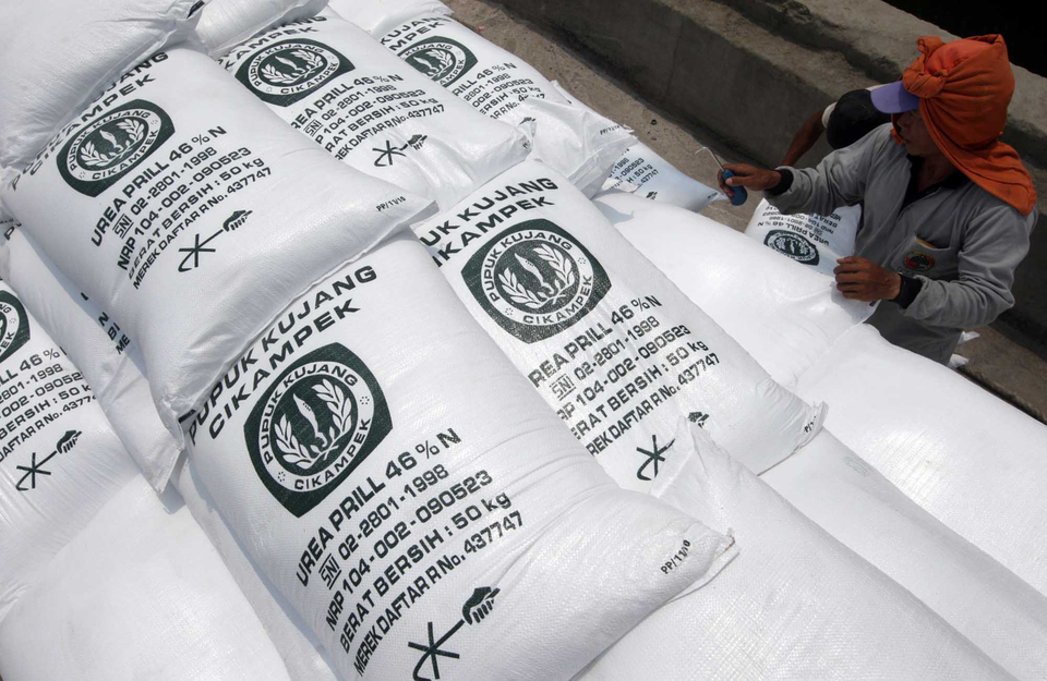 This 2010 file picture shows Pupuk Kujang fertilizers loaded to a ship at Sunda Kelapa port. (Investor Daily/Tino Oktaviano)