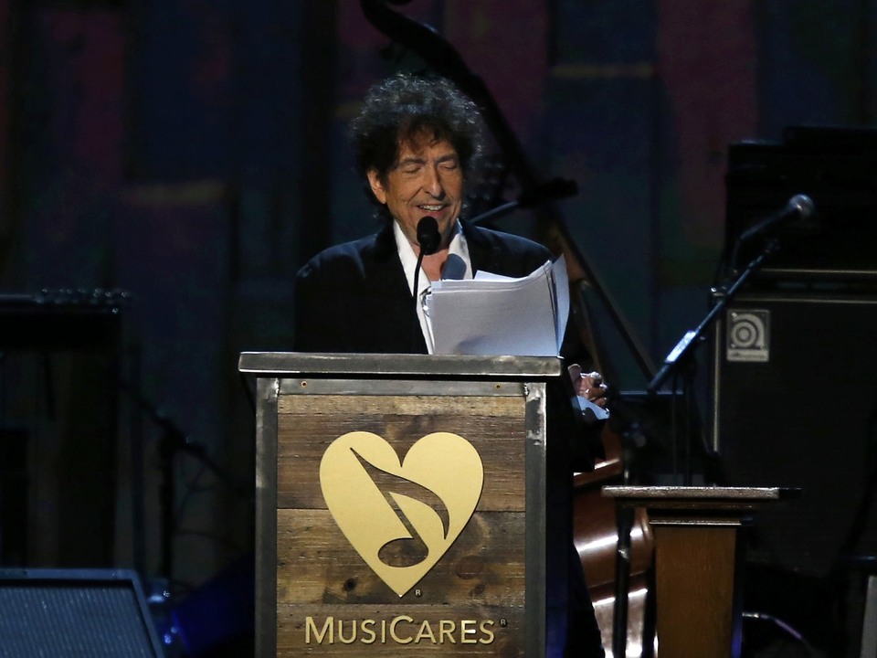 Musician Bob Dylan speaks at the 2015 MusiCares Person of the Year tribute honoring Bob Dylan in Los Angeles, California February 6, 2015.  (Reuters Photo/Mario Anzuoni)