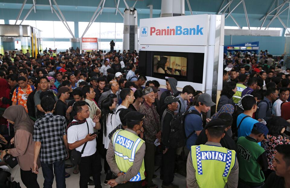 Hundreds of Lion Air passengers stand in a line to claim refund after their flights were delayed at Soekarno-Hatta International Airport. (Reuters Photo/Beawiharta)