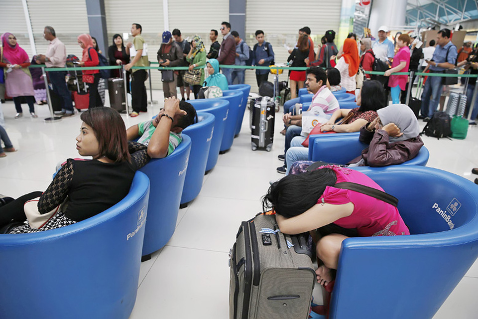 Lion Air passengers stand in a line to claim back the price of tickets after flights were delayed at Soekarno-Hatta airport on Friday. Others had to wait for up to 24 hours for their flights to depart. (Reuters Photo/Beawiharta)