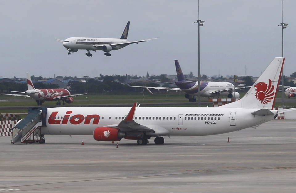A Lion Air jet at Soekarno-Hatta International Airport in Tangerang, Banten.  Lion Air Group has bought five full-flight simulators from Canadian manufacturer CAE to support the airline’s growing need for pilots. (Reuters Photo/Beawiharta)