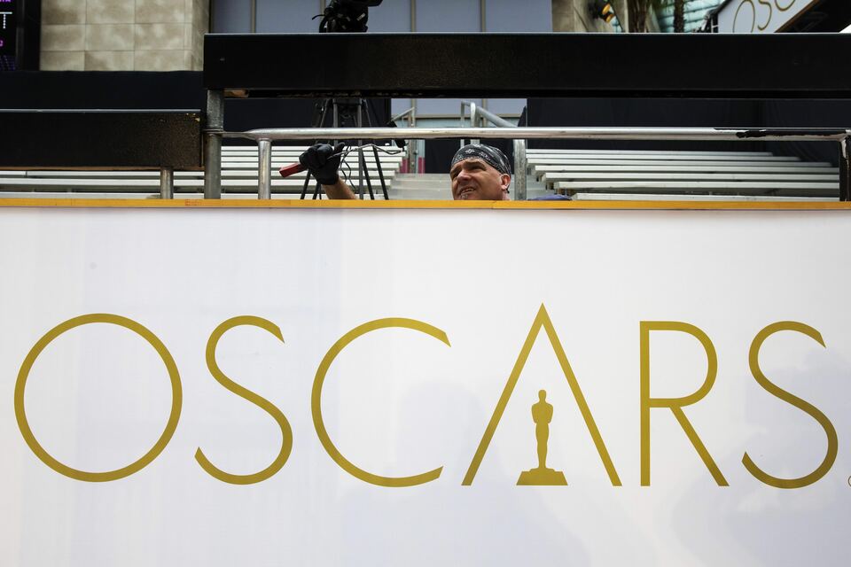 A worker paints the grandstands during preparations for the 87th Academy Awards in Hollywood, California February 20, 2015. The Oscars will be presented at the Dolby Theater February 22, 2015. (Reuters Photo/Lucas Jackson)