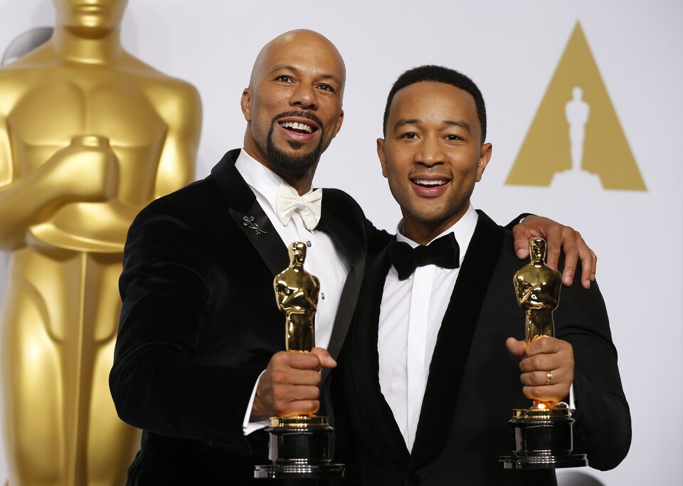 Singers Common (left) and John Legend take the stage to pose with their Oscars after winning the award for best original song for "Glory" from the film "Selma"
 during the 87th Academy Awards in Hollywood, California February 22, 2015.  (Reuters Photo/Lucy Nicholson)