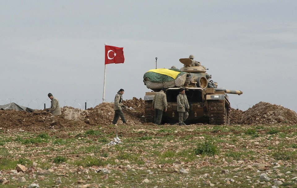 Turkish soldiers and an army tank take position at the new site of the Suleyman Shah tomb near the northern Syrian village of Esme, on the Syrian-Turkish border  last month. (Reuters Photo)
