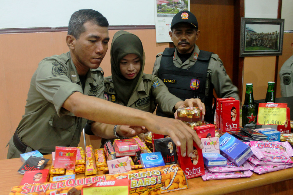 Satpol PP officers show off their haul of Valentine's Day-themed trinkets last year. (Antara Photo/Suryanto)