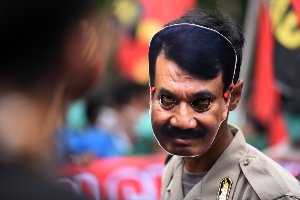A Budi Gunawan supporter wears his mask during a street rally last year, when he was declared a suspect in a corruption case by anti-graft agency KPK. (Antara Photo/Hafidz Mubarak A.)
