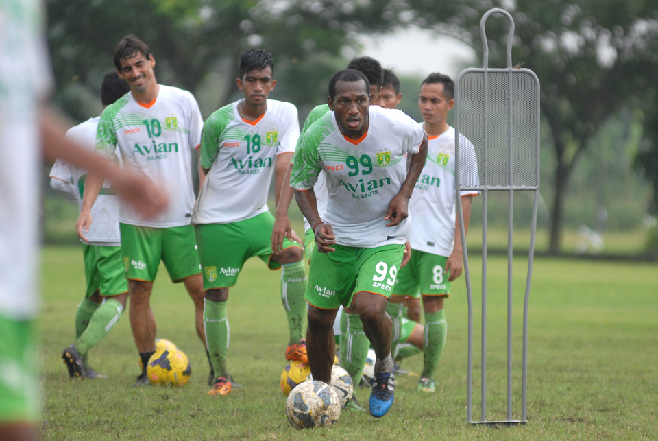 The start of the much-anticipated 2015 Indonesian Super League competition has been delayed from Feb. 20 to March 4 because 14 of the 18 teams have not completed the necessary paperwork. (Antara Photo/M. Risyal Hidayat)