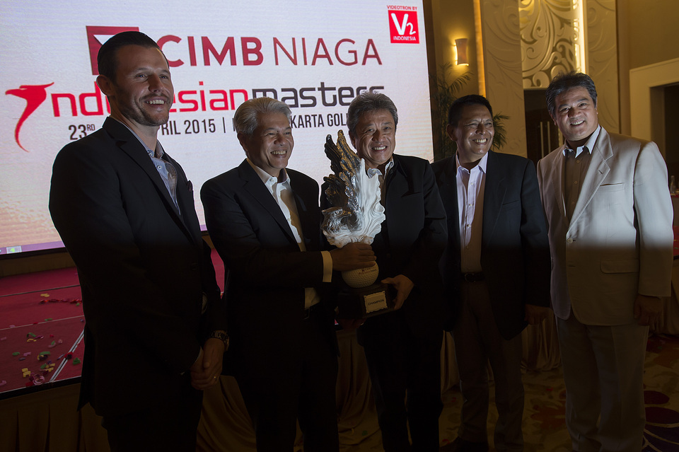Arwin Rasyid, second from left, poses for a photo at a sports event sponsored by CIMB Niaga on Wednesday, Feb. 4, 2015. (Antara Photo/Widodo S. Jusuf)