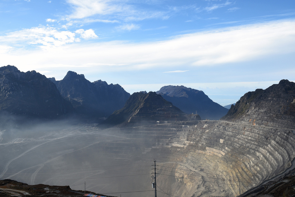 The Ministry of Environment and Forestry aims to resolve within two weeks environmental issues that have been holding up the government's plans to acquire a majority stake in Freeport McMoRan's Grasberg copper mine in Papua. (Antara Photo/M. Agung Rajasa)