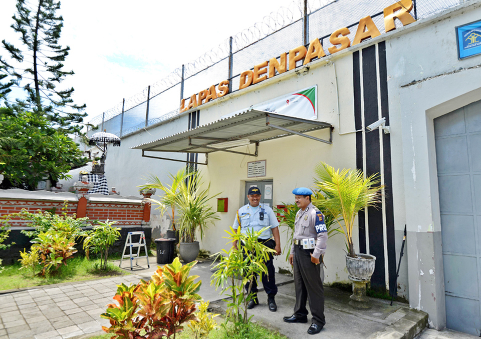 Police stand guard in front of Kerobokan Prison in Denpasar, Bali, where Australian drug traffickers Andrew Chan and Myuran Sukumaran are currently being held on death row. (AFP Photo/Sonny Tumbelaka)