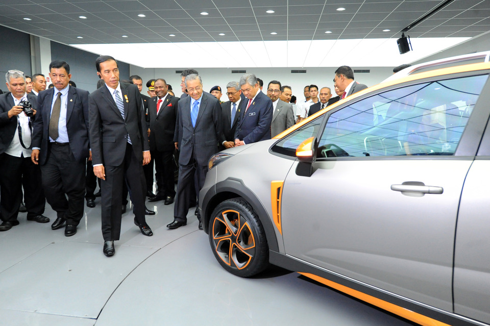 Indonesian President Joko Widodo, accompanied by former Malaysian prime minister Mahathir Mohamad, center, looks at a Proton Iriz prototype at the Malaysian carmaker’s R&D center in Shah Alam, Selangor, on Friday. (Antara Photo/Udden Abdul)