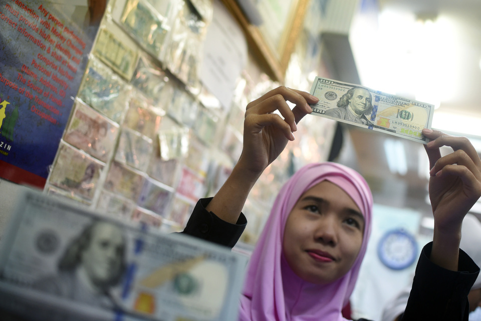 The rupiah fell to its lowest level since 1998 on Wednesday against the dollar, declining by 5.8 percent since the beginning of the year. (Antara Photo/M. Agung Rajasa)