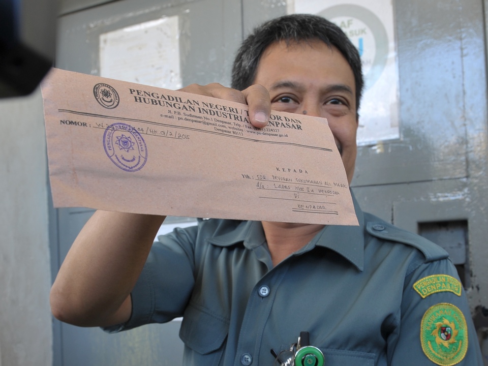A Denpasar District Court official shows a rejection letter for reconsideration filed by Australians Myuran Sukumaran and Andrew Chan on death row, at the prison in Kerobokan, Denpasar, Bali on Feb. 2, 2015. (Antara Photo/Nyoman Budhiana)