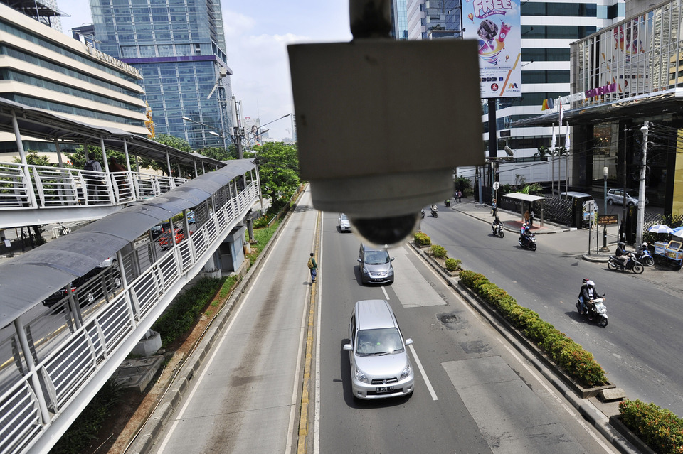 Police will apply a 'counterflow' road detour – allowing cars to go the wrong way – on the Cawang-Semanggi toll road during construction of a Light Rail Transit, or LRT, track and an overpass in Pancoran on Jalan M.T. Haryono in South Jakarta. (Antara Photo/Wahyu Putro A.) 