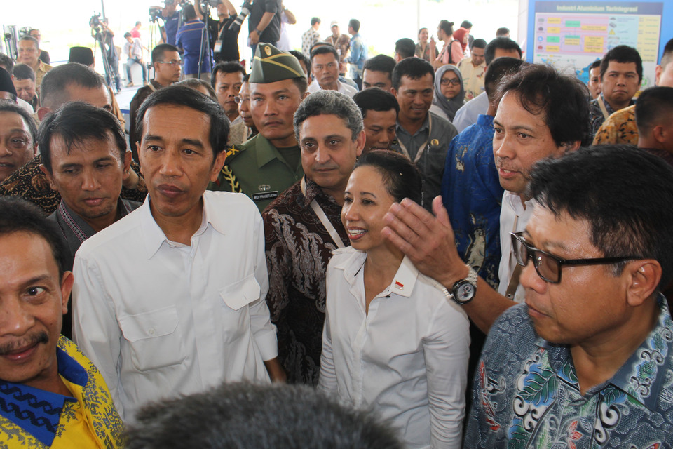 Rini Soemarno, center in white, has allegedly made disparaging comments about President Joko Widodo, left. (Antara Photo/Septianda Perdana)