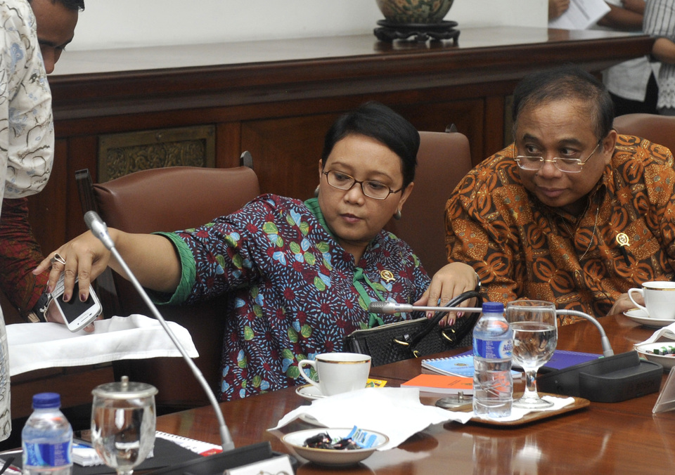 Foreign Affairs Minister Retno L.P. Marsudi, left, and Coordinating Minister for Maritime Affairs Indroyono Soesilo, right, at a limited cabinet meeting chaired by President Joko Widodo in Bogor, West Java, on Feb. 16, 2015. (Antara Photo/Andika Wahyu)