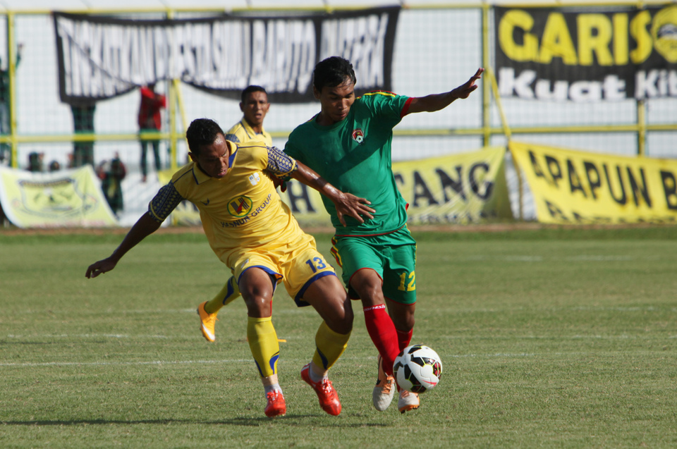 Players from Barito Putera and Kalteng Putra met for a friendly match on Sunday. Both sides are awaiting the kick-off of the new, though delayed, Indonesian Super League series. (Antara Photo/Herry Murdy Hermawan)