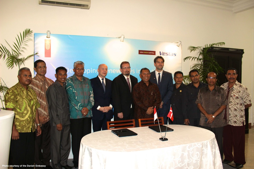From left to right: Edgare Kerkwijk, chief executive of Asia Green Capital, fifth from left; Vestas Southeast Asia sales director Torsten Pedersen; Alihuddin Sitompul, director of new renewable energy and energy conservation at the Energy and Mineral Resources Ministry, seventh from left; and Danish Ambassador to Indonesia Casper Klynge, at the Danish Embassy in Jakarta  on Feb. 12, 2015. (Photo courtesy of the Danish EMbassy)