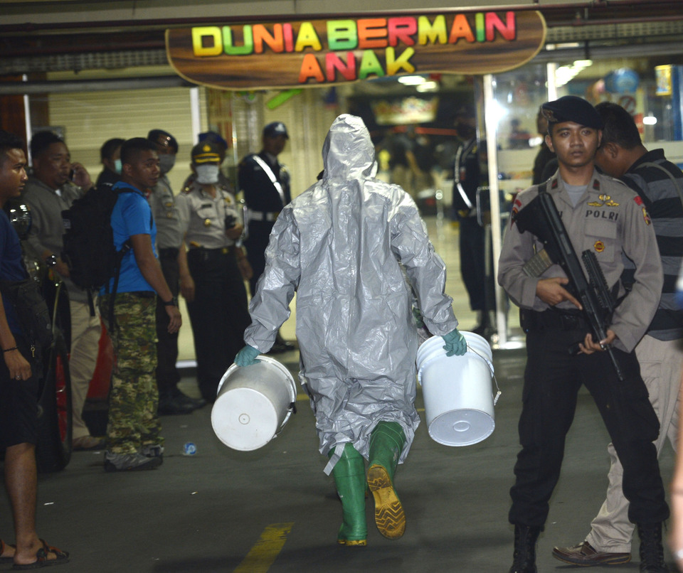 Police enter the ITC Depok mall, south of Jakarta, on Feb. 23.  (Antara Photo/Prasetyo Utomo)