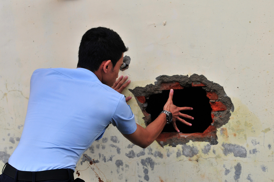Seven men on drug charges escaped from their detention in Cawang, East Jakarta, on Tuesday (24/01) by punching a hole on the bathroom’s wall with an iron bar. (Antara Photo/Ampelsa)