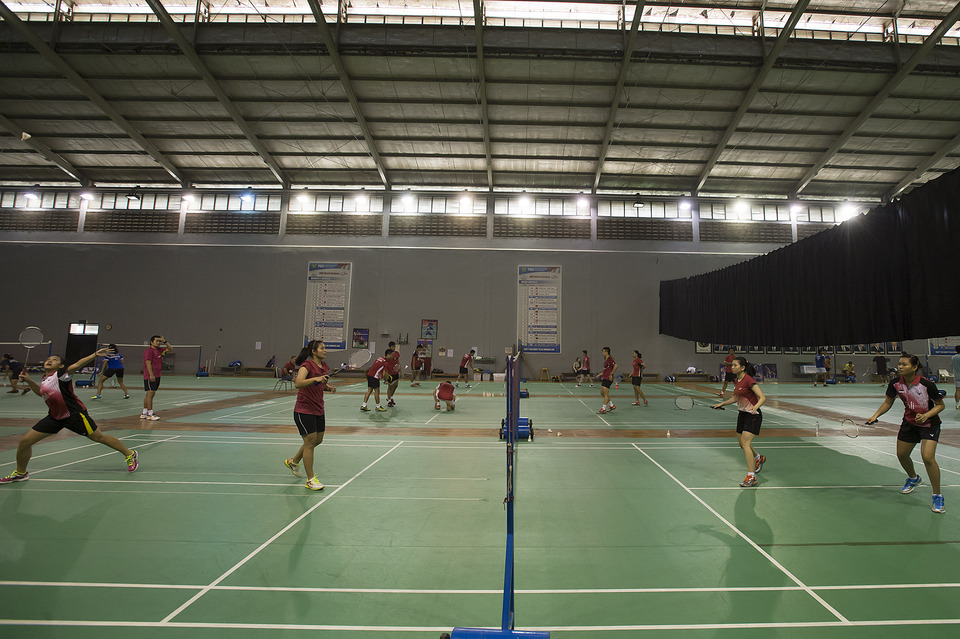 Shuttlers practice at the PBSI’s national training camp in Cipayung, East Jakarta, in this Feb. 25, 2015, file photo. The PBSI has expressed interest in taking over a city-run sports center in Ciracas, also in East Jakarta. (Antara Photo/Widodo S. Jusuf)