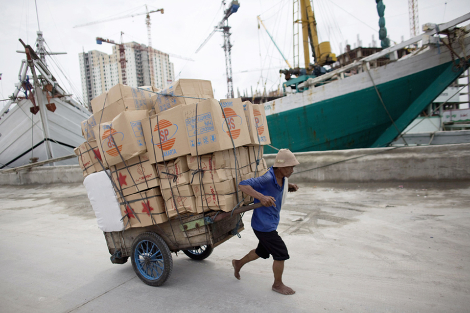 A laborer pulls a cart loaded with goods at Sunda Kelapa port in Jakarta. The finance ministry has hinted that a higher budget deficit is in sight for this year due to faster government spending. (Reuters Photo/Darren Whiteside)