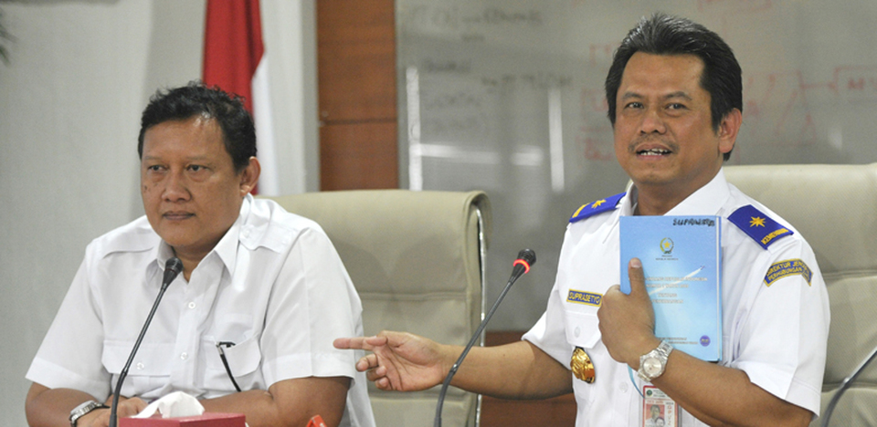 Lion Air’s director of operations Daniel Putu, left, and Ministry of Transportation’s director general for aviation Suprasetyo addresses the media at the Ministry on Feb. 23, 2015. (Antara Photo/Andika Wahyu)